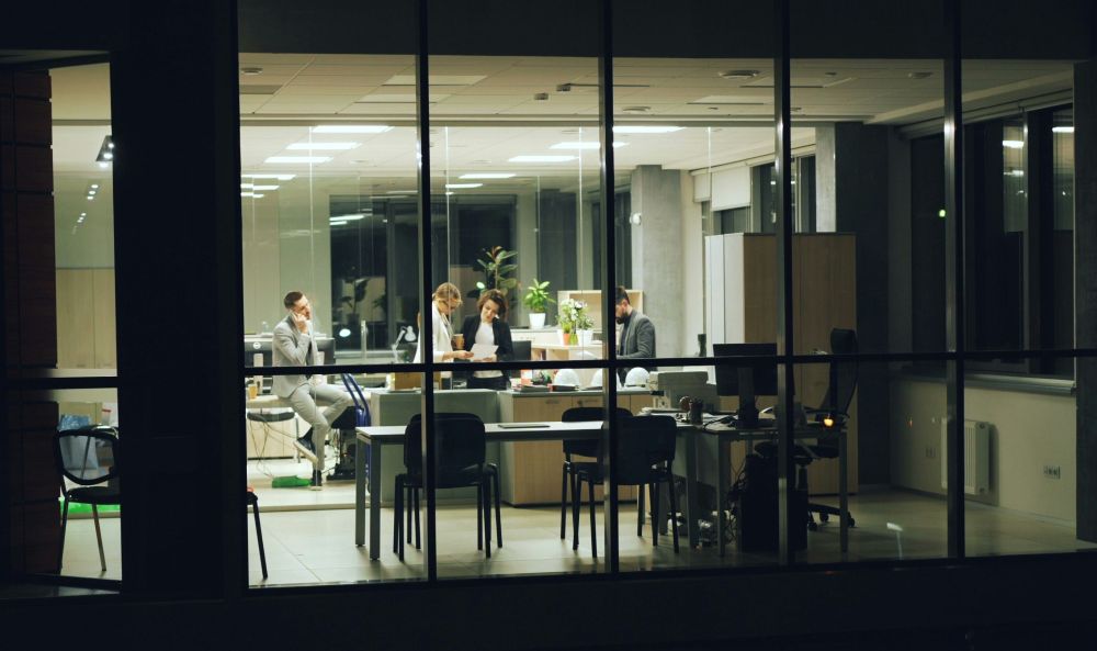 Dieses Bild zeigt eine Büro in der Dunkelheit und verdeutlicht das Thema Energiesparen in der Nacht