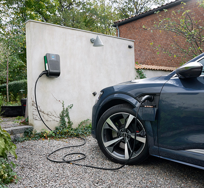Wallbox mit Ladekabel an Wand