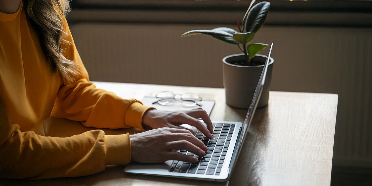 Dieses Bild zeigt eine Frau am Laptop und verdeutlicht das Thema Was bedeutet ESG für Unternehmen im Mittelstand?