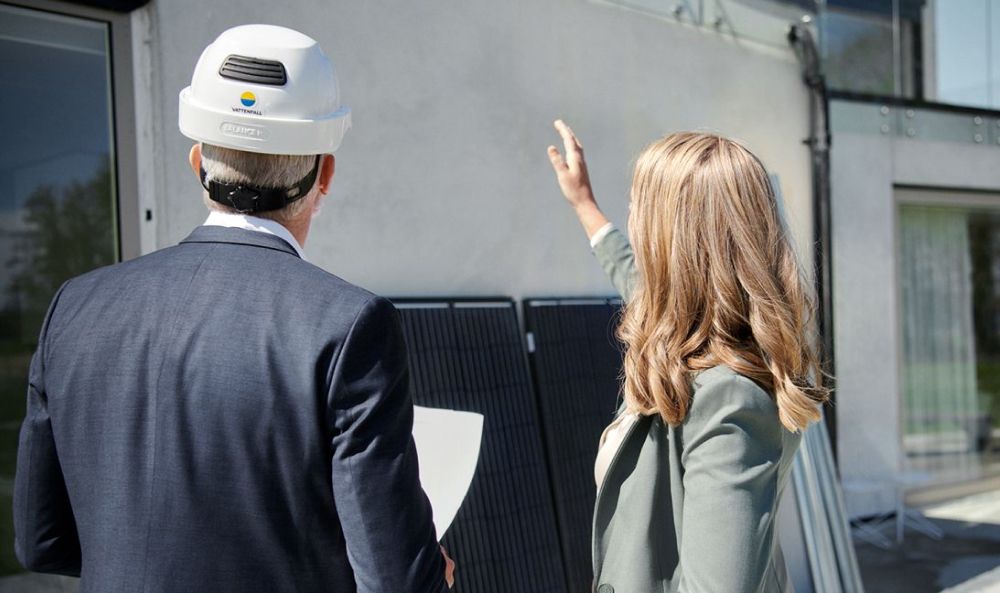 Dieses Bild zeigt zwei Personen die sich PV-Anlagen anschauen und vedeutlicht das Thema PV-Anlage: mit guter Planung zum optimalen Ertrag