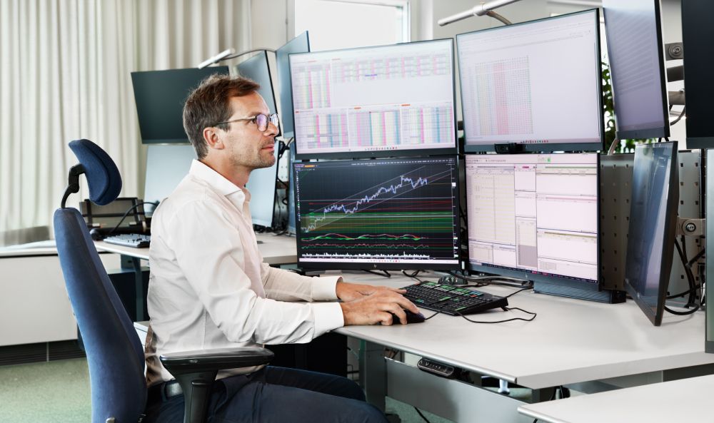 Dieses Bild zeigt einen Mann am Computer und verdeutlicht das Thema Steuern und Umlagen 2026