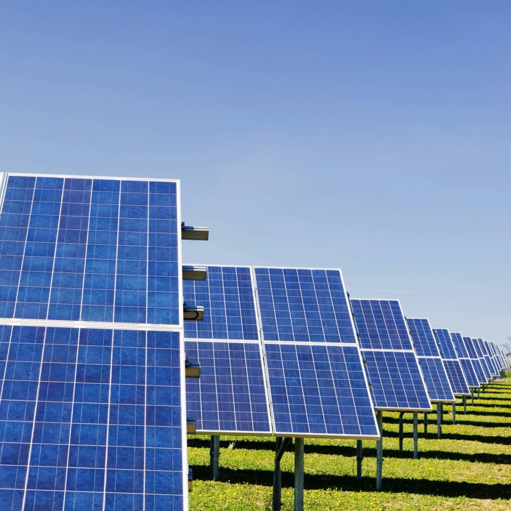 Solarflächen stehen in Reihe als Symbolisierung für das Vattenfall Angebot beim Thema Emissionsfaktoren