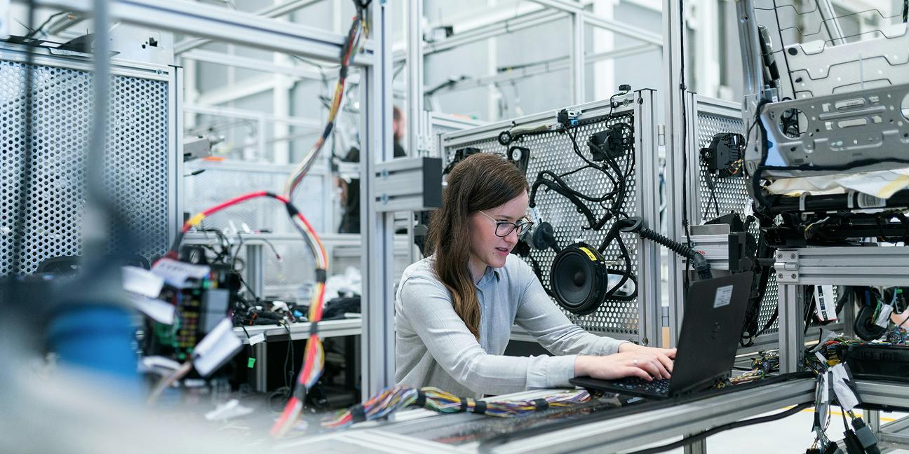 Fabrikmanager in einer Industriehalle