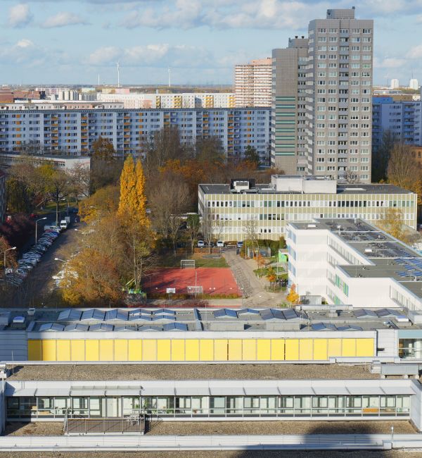 Dieses Bild zeigt eine PV-Anlage auf einem Dach und verdeutlicht das Thema Jens Fritsche, Centermanager des Storkower Bogens, im Interview