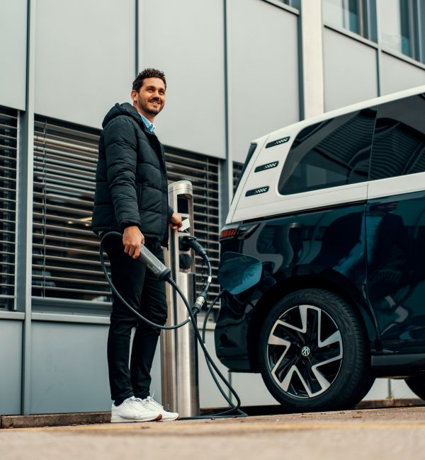 Dieses Bild zeigt ein Auto an der Ladestation einer Firma
