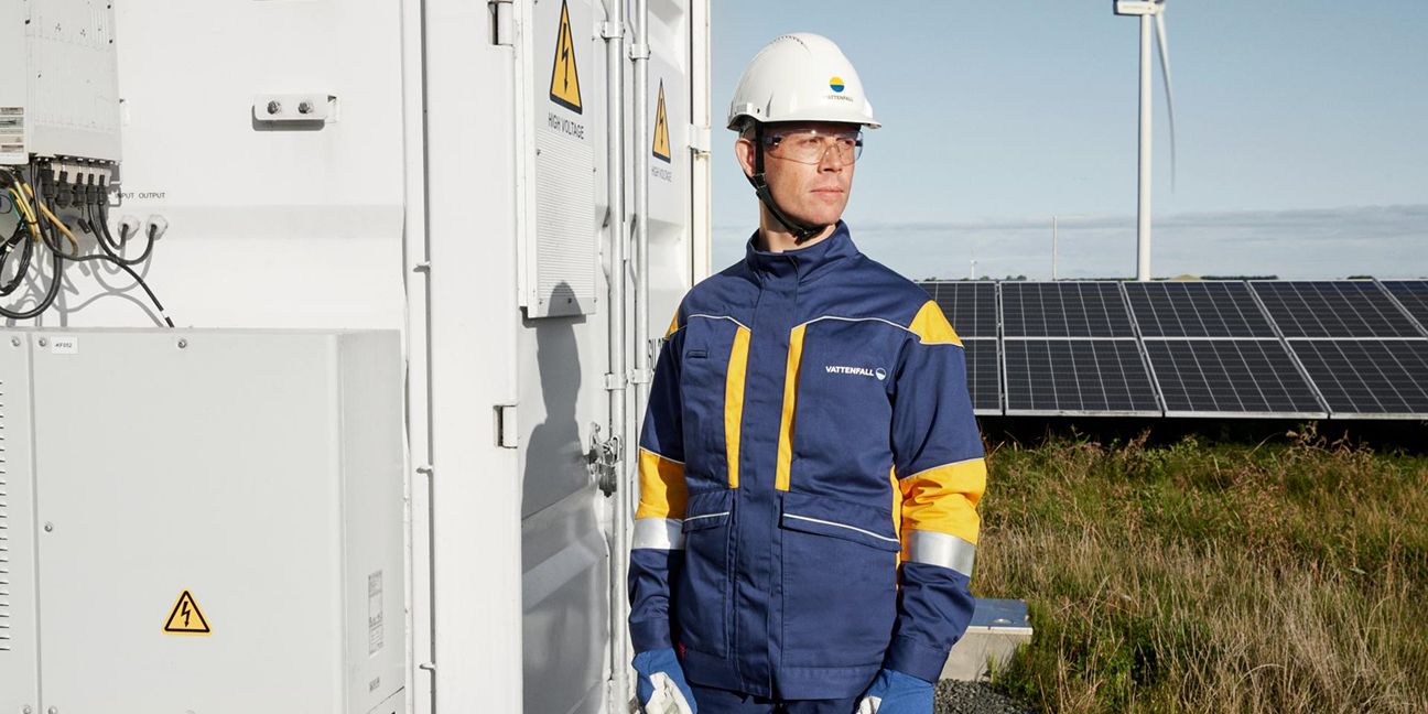 DIeses Bild zeigt einen Arbeiter an einem Generator