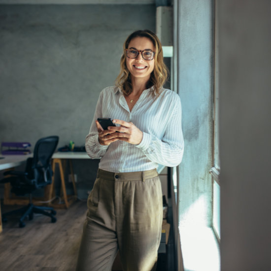 Großkunden Teaser Videos Business Frau mit Phone lächelt in Kamera