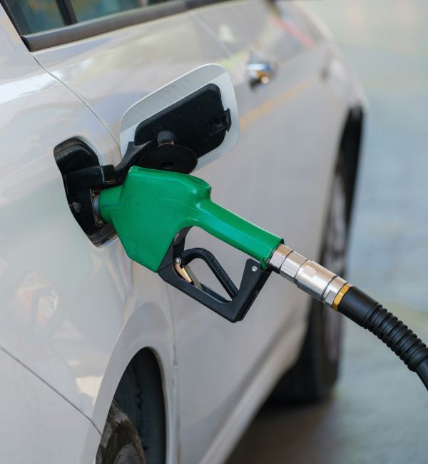 Dieses Bild zeigt ein Auto, das getankt wird