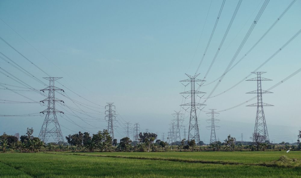 Dieses Bild zeigt ein Stromnetz und verdeutlicht das Thema Netzentgelte 2025