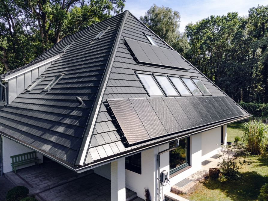 Solaranlagen am Dach eines Einfamilienhauses