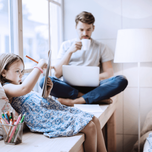 Vater mit einer Tochter am Fenster sitzend