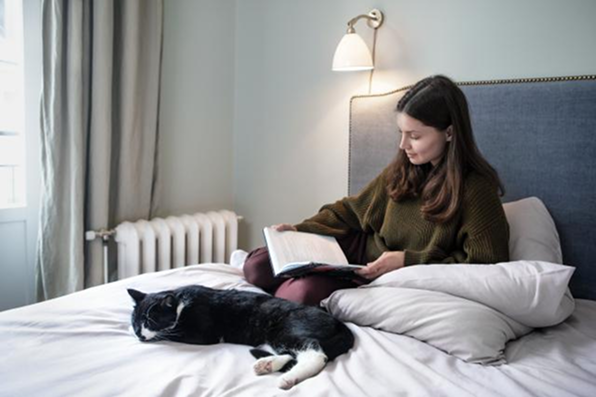 Woman_reading_in_bed_with_her_cat (c) Parapix