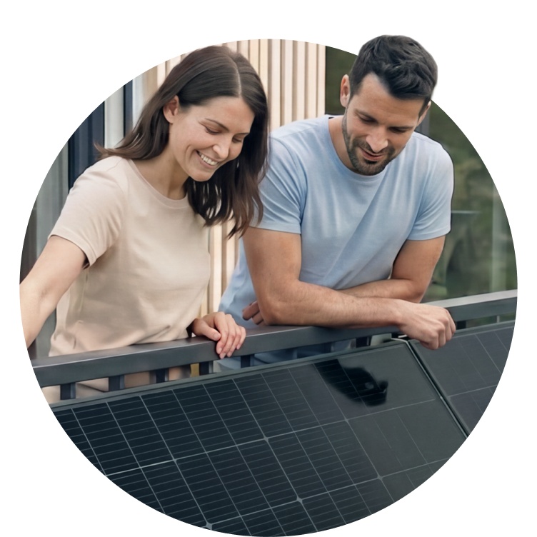 Zum Angebot: 'Solar Deals: Balkonkraftwerke und Speicher jetzt reduziert'. Bild im Hintergrund: Ein junges Pärchen auf einem Balkon mit montierten Solarpanelen.