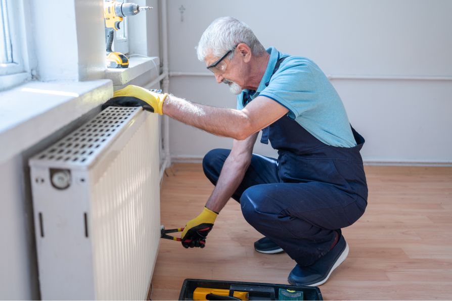 Handwerker reguliert Wasserdruck