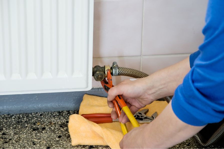 Handwerker reguliert Wasserdruck