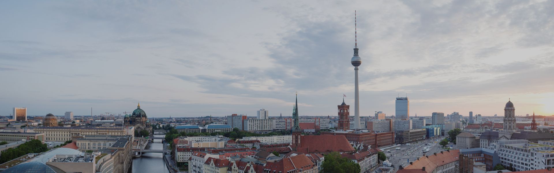Blick über die Skyline von Berlin mit dem Fernsehturm im Vordergrund.