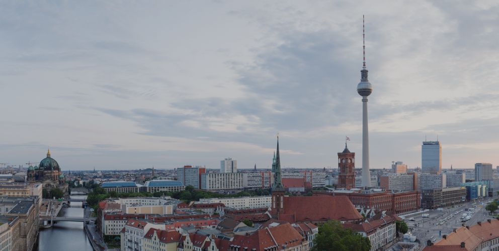 Blick über die Skyline von Berlin mit dem Fernsehturm im Vordergrund.