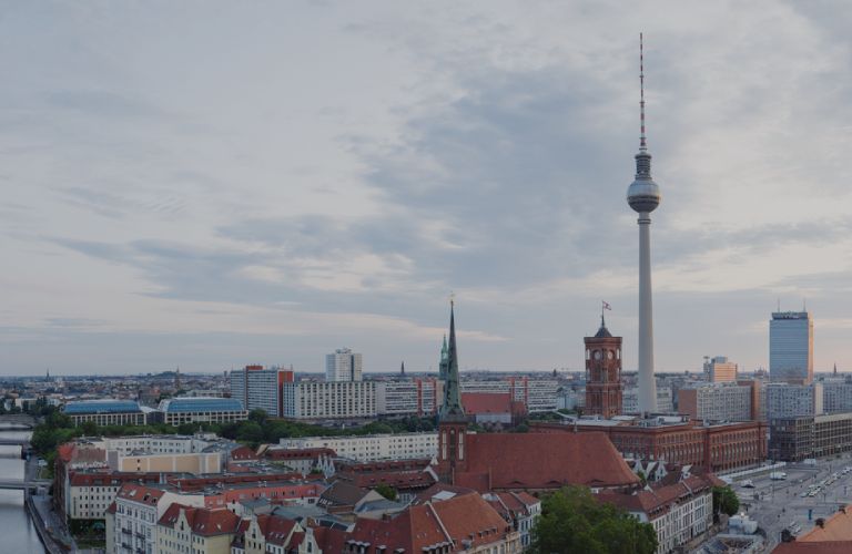 Blick über die Skyline von Berlin mit dem Fernsehturm im Vordergrund.