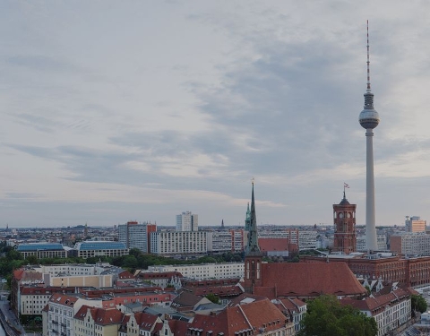 Blick über die Skyline von Berlin mit dem Fernsehturm im Vordergrund.