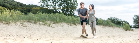Paar spaziert am Strand