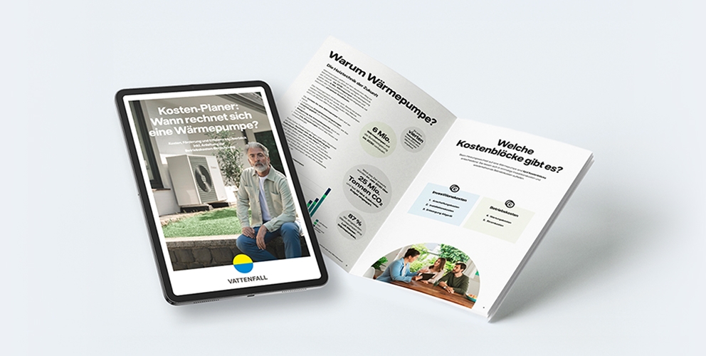 Ein Tablet und eine Informationsbroschüre liegen aufgeschlagen da. Auf dem Tablet ist die Überschrift: "Kosten-Planer: Wann rechnen sich Wärmepumpen" zu erkennen. Die Broschüre gibt ebenfalls Informationen warum Wärmepumpen sich lohnen.