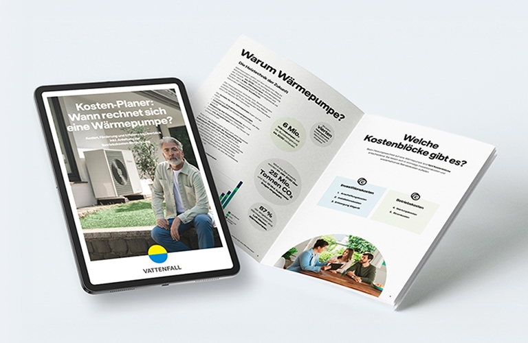 Ein Tablet und eine Informationsbroschüre liegen aufgeschlagen da. Auf dem Tablet ist die Überschrift: "Kosten-Planer: Wann rechnen sich Wärmepumpen" zu erkennen. Die Broschüre gibt ebenfalls Informationen warum Wärmepumpen sich lohnen.
