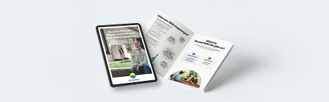 Ein Tablet und eine Informationsbroschüre liegen aufgeschlagen da. Auf dem Tablet ist die Überschrift: "Kosten-Planer: Wann rechnen sich Wärmepumpen" zu erkennen. Die Broschüre gibt ebenfalls Informationen warum Wärmepumpen sich lohnen.