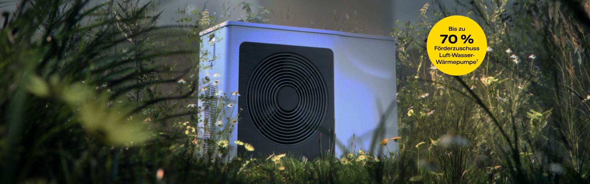 Moderne Wärmepumpe steht auf einer Wiese umringt von vielen verschiedenen Blumen und Gräsern.