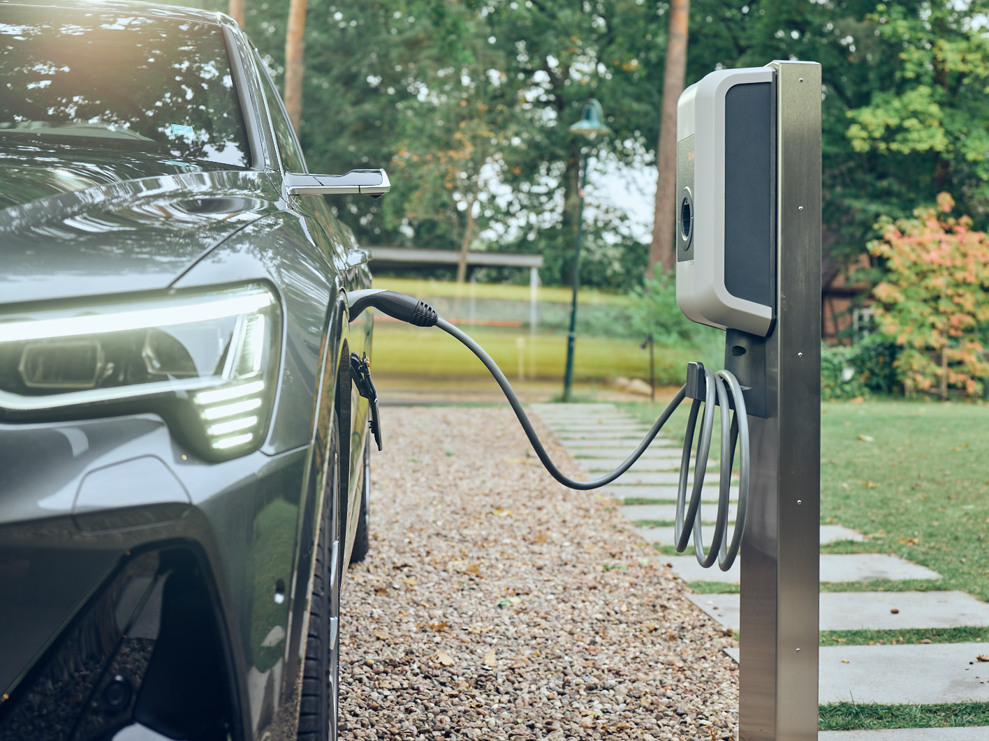 E-Auto lädt an KEBA Wallbox Ladestation.