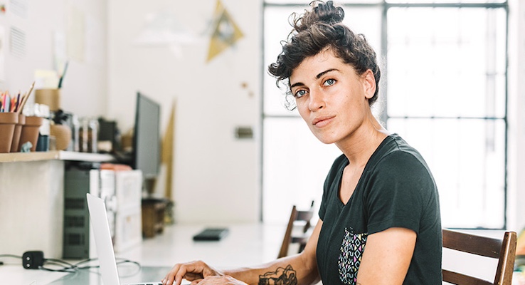 Familie im Wohnzimmer