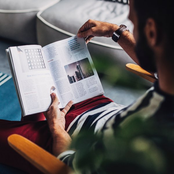 Zeitschriften und Magazine im Abo: Mann mit einer Zeitschrift