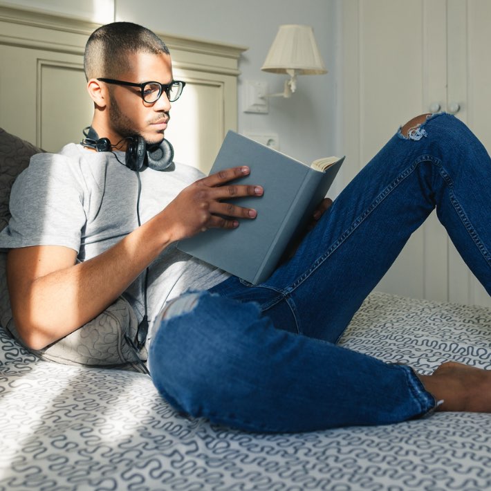 Vom Hören und Lesen: Mann mit einer Lektüre