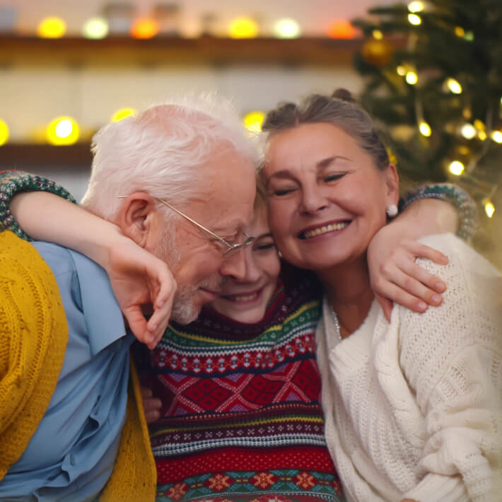 Junge mit Großeltern zu Weihnachten