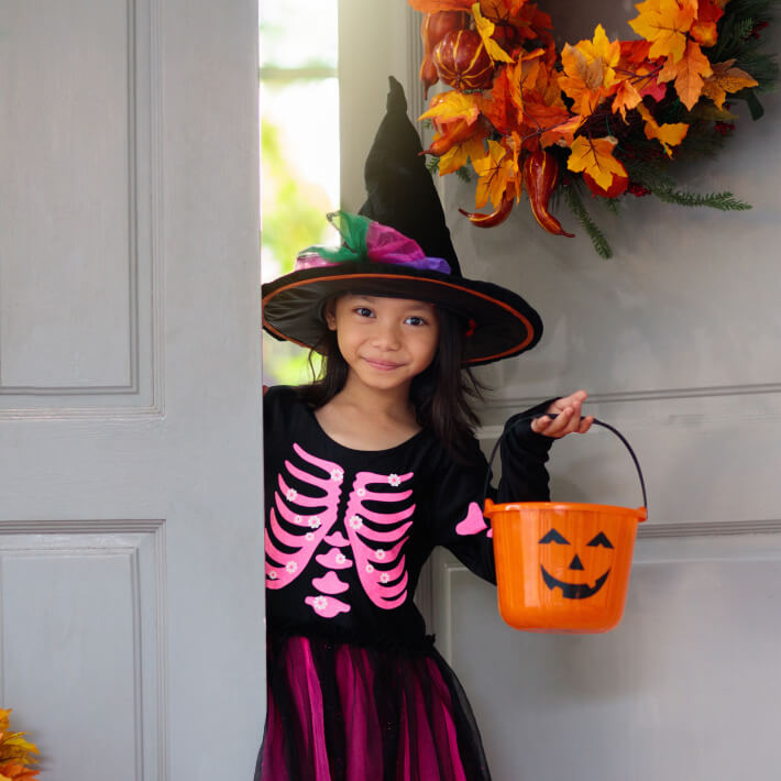 Kind mit Halloween Kürbis