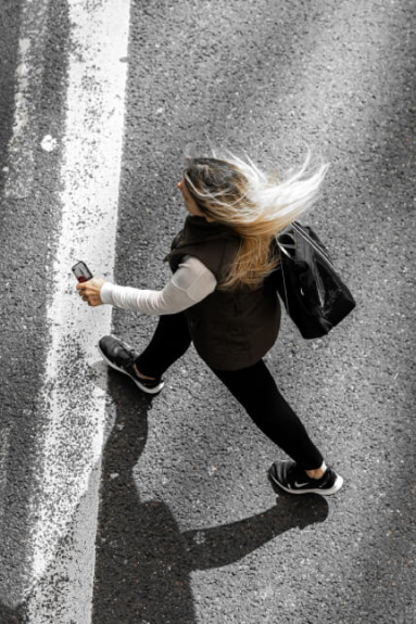 Junge Frau überquert Straße