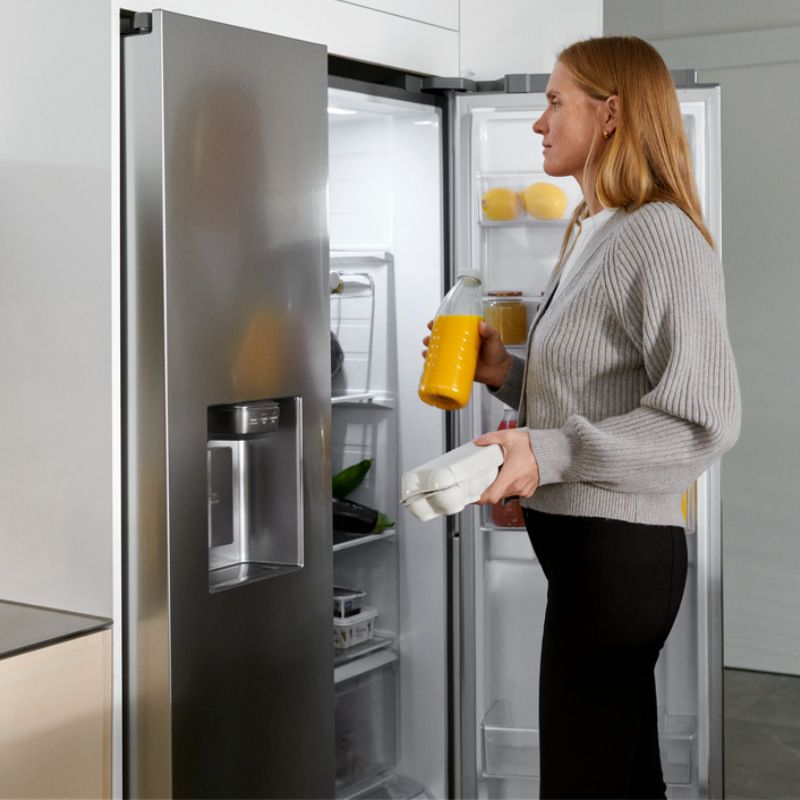 Frau am Kühlschrank