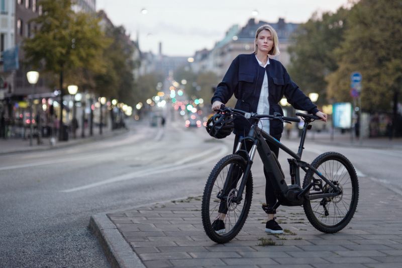 Frau mit einem Trendsetter-E-Bike