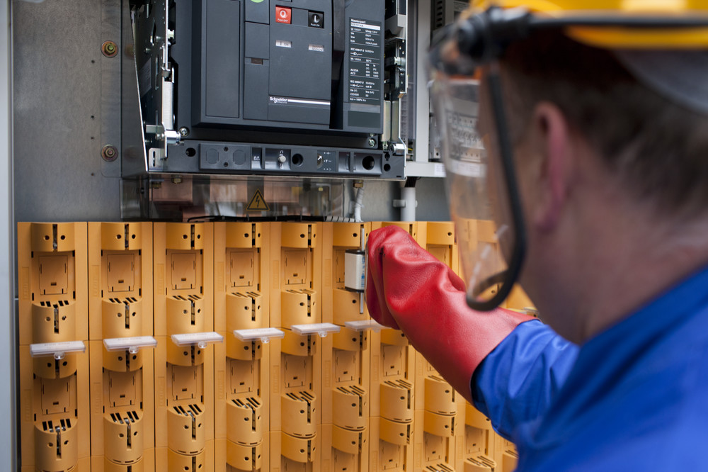 Batteriepartnerschaft Arbeiter an orangen Reglern