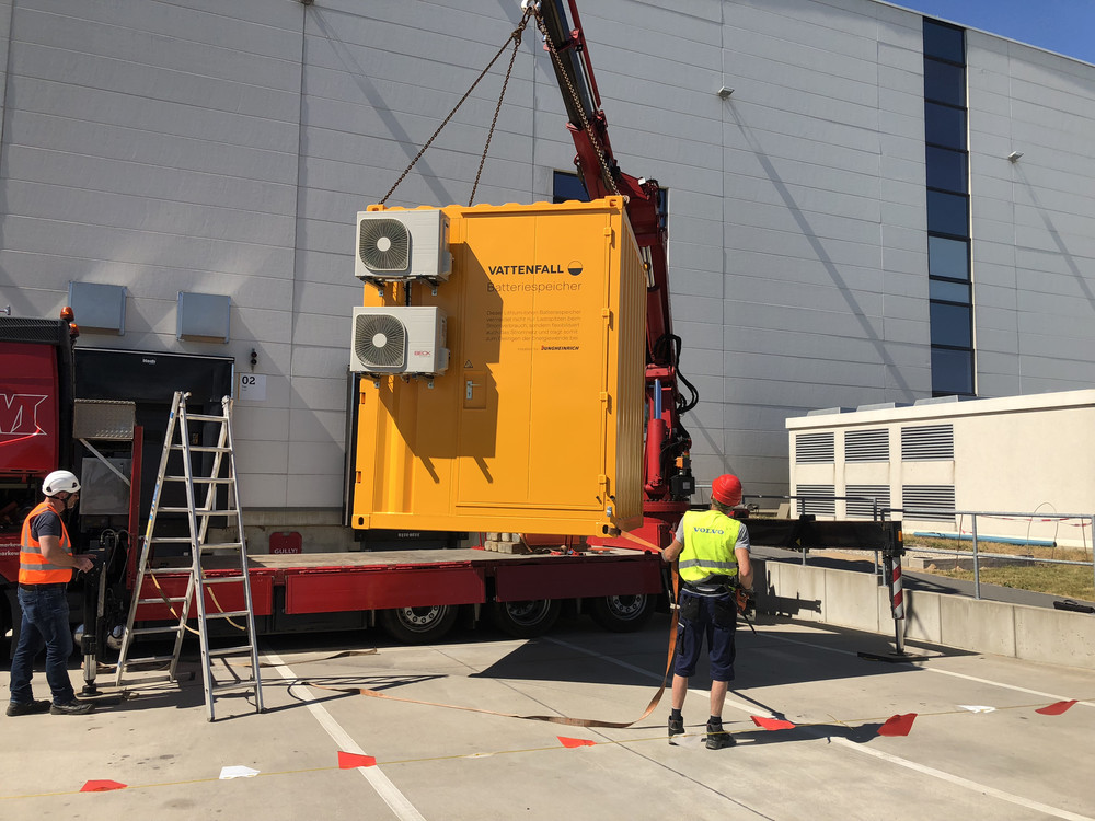 Batteriepartnerschaft Batteriespeicher wird verladen