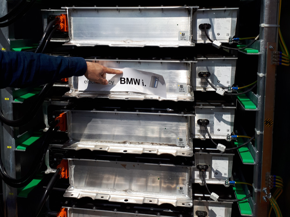 Batteriepartnerschaft Hand zeigt auf BMW Speichersystem