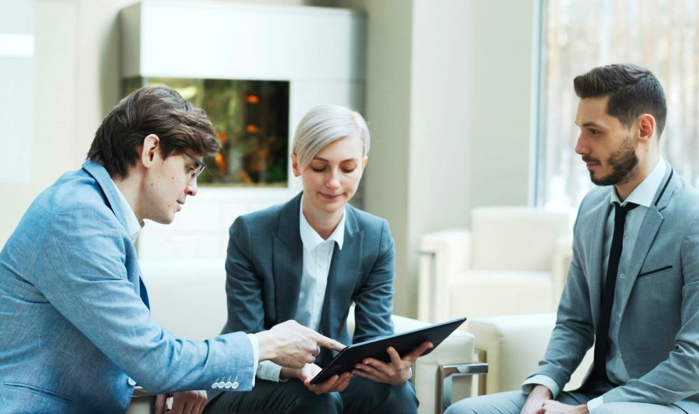 Energiesparen im Unternehmen, Team diskutiert Sparmaßnahmen