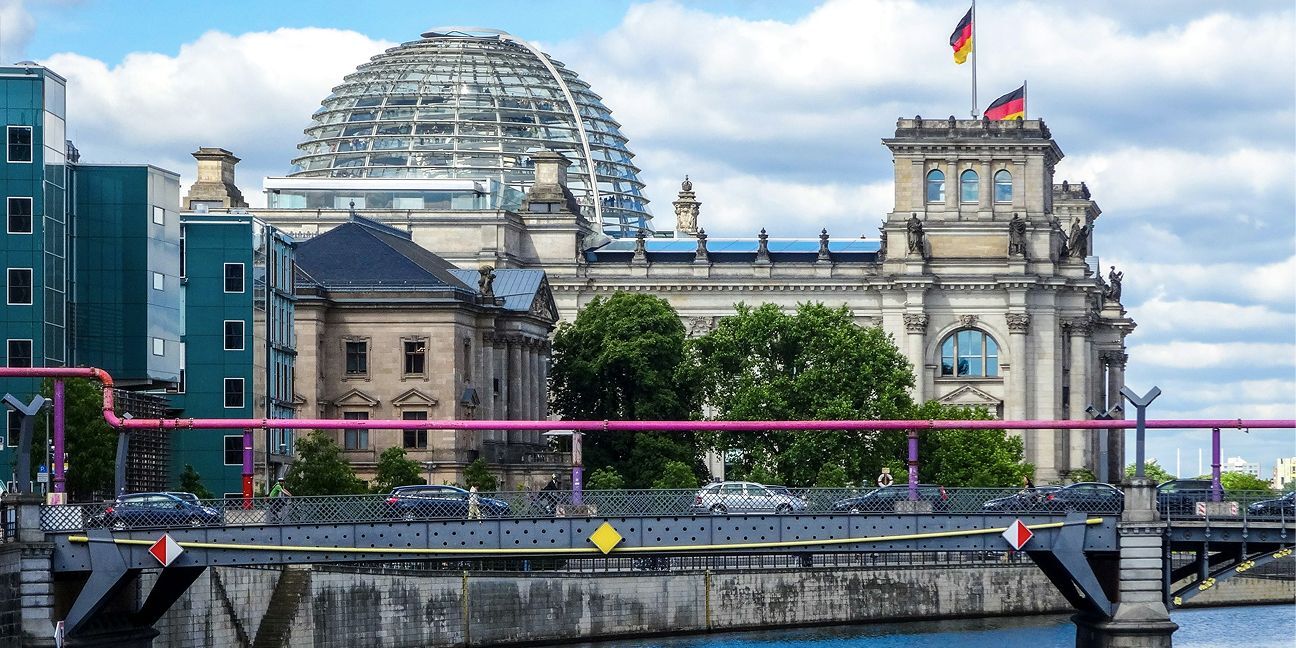 Erneuerbare Energien - eine Offshore Windanlage wird gebaut
