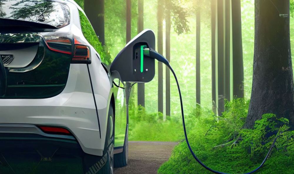 Dieses Bild zeigt ein ladendes E-Auto im Wald