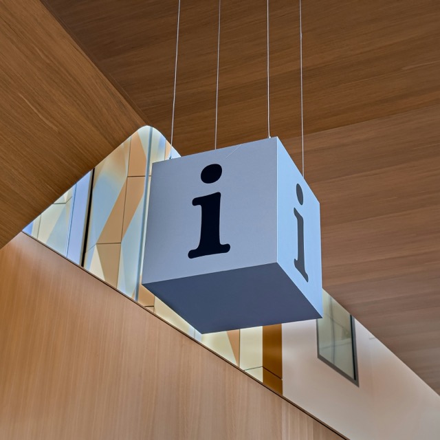 Das Foto zeigt ein Symbol für einen Info-Desk