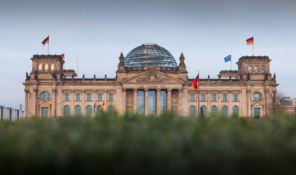 Dieses Bild zeigt den deutschen Bundestag und verdeutlicht das Thema Geopolitik und Handelspolitik 2025: Folgen für Energiepreise und deutsche Unternehmen