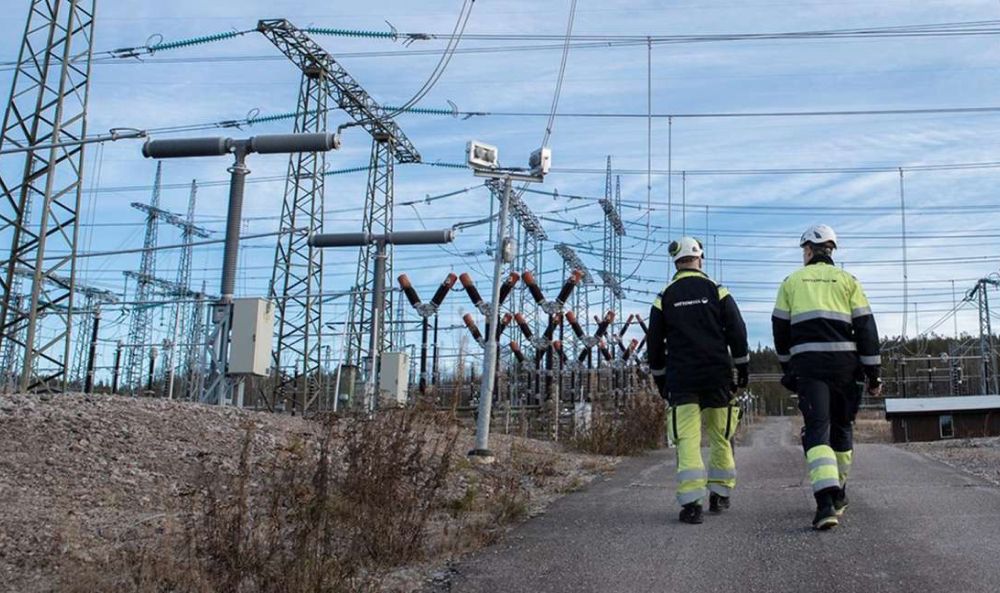 Dieses Bild zeigt zwei Arbeiter an einem Umspannwerk und verdeutlicht das Thema Die Rolle der Verteilnetzbetreiber in der Energiewende