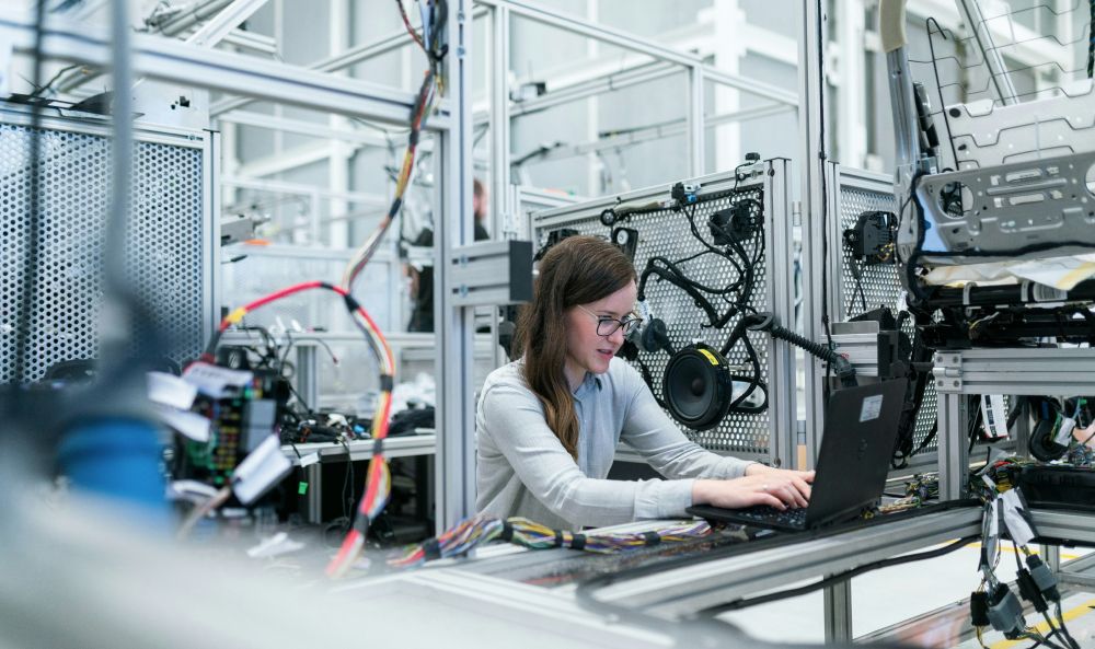 Arbeiterin am Computer in einer High-Tech Firma