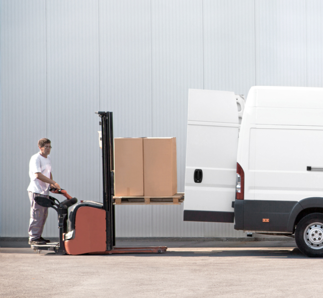 Lieferkettensorgfaltspflichtengesetz: Ein Mann belädt einen weißen Transporter per Gabelstapler mit Kartons