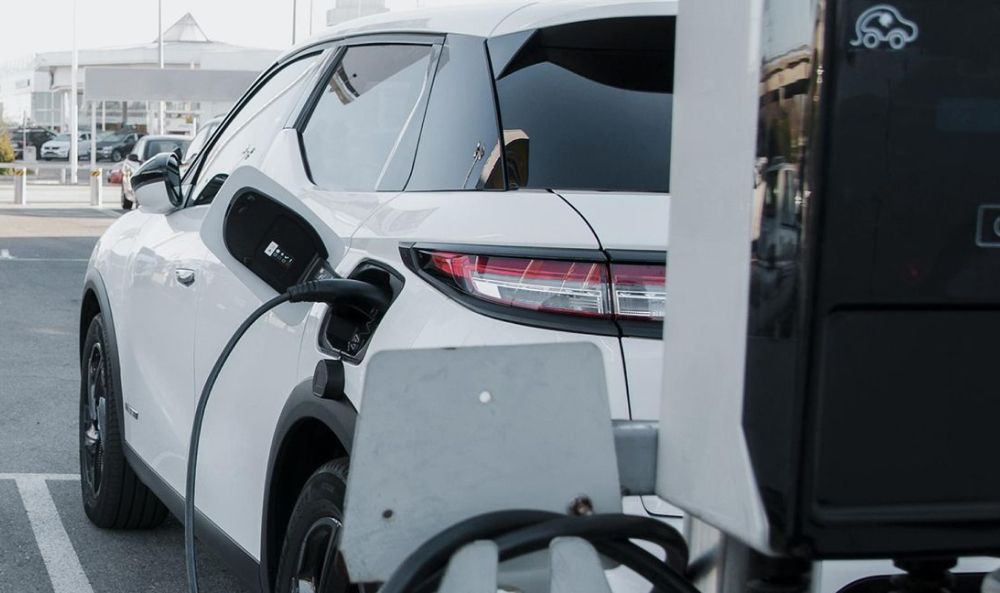 Dieses Foto zeigt ein ladendes E-Auto