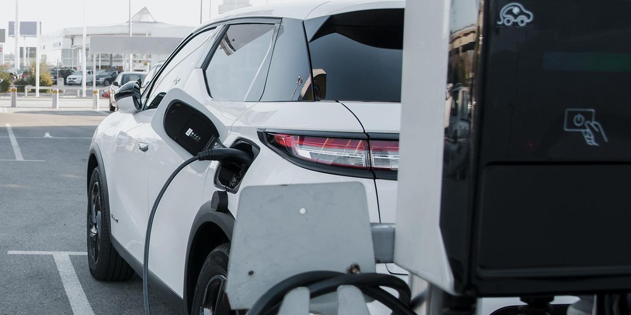 Dieses Bild zeigt ein ladendes Elektroauto und verdeutlicht das Thema Natrium-Ionen-Akkus: Ihre Rolle für E-Autos und PV-Speicher[